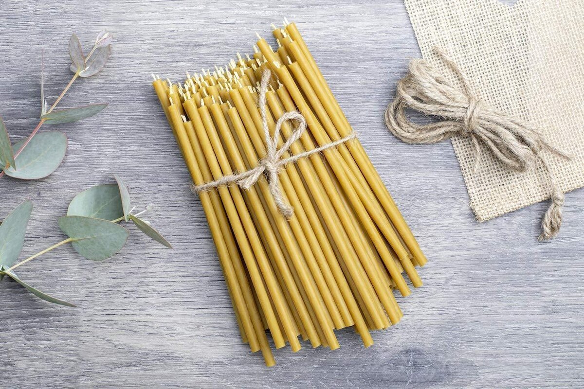 Если Вы собираетесь проводить ритуал под православным эгрегором, то свечи нужно покупать церковные. Фото из открытых источников