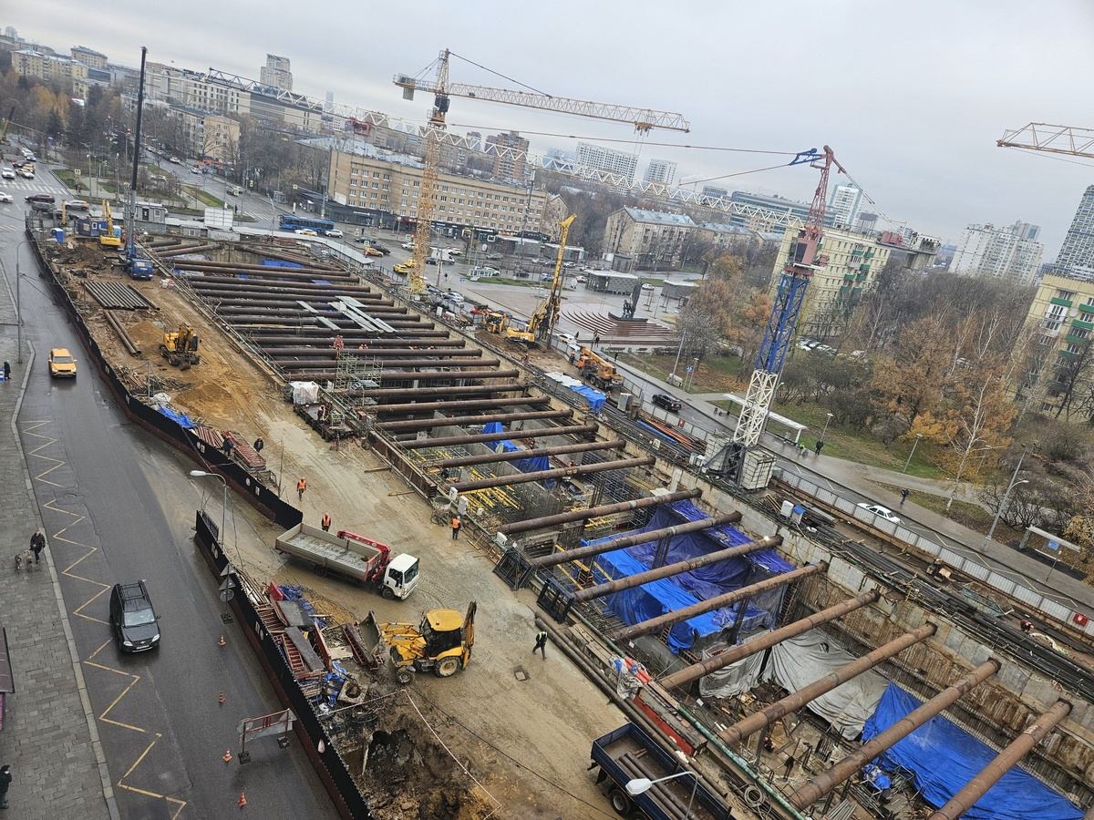 📷 1.1: В западной части площадки завершено обуривание будущего котлована выхода в город западного вестибюля со стороны д. 24с1 по ул. Дмитрия Ульянова.