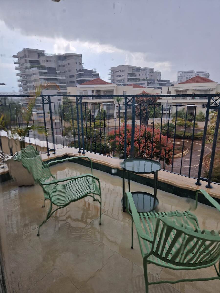 В Модиине ноябрь, включили дождь. В феврале выключат. Эх, пустыня, не привыкну я к тебе никогда.