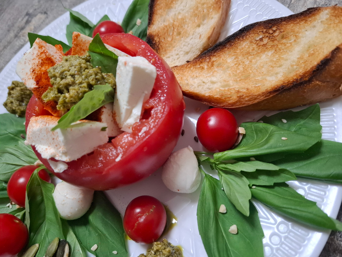 Фото автора.Салат с томатами и брынзой.