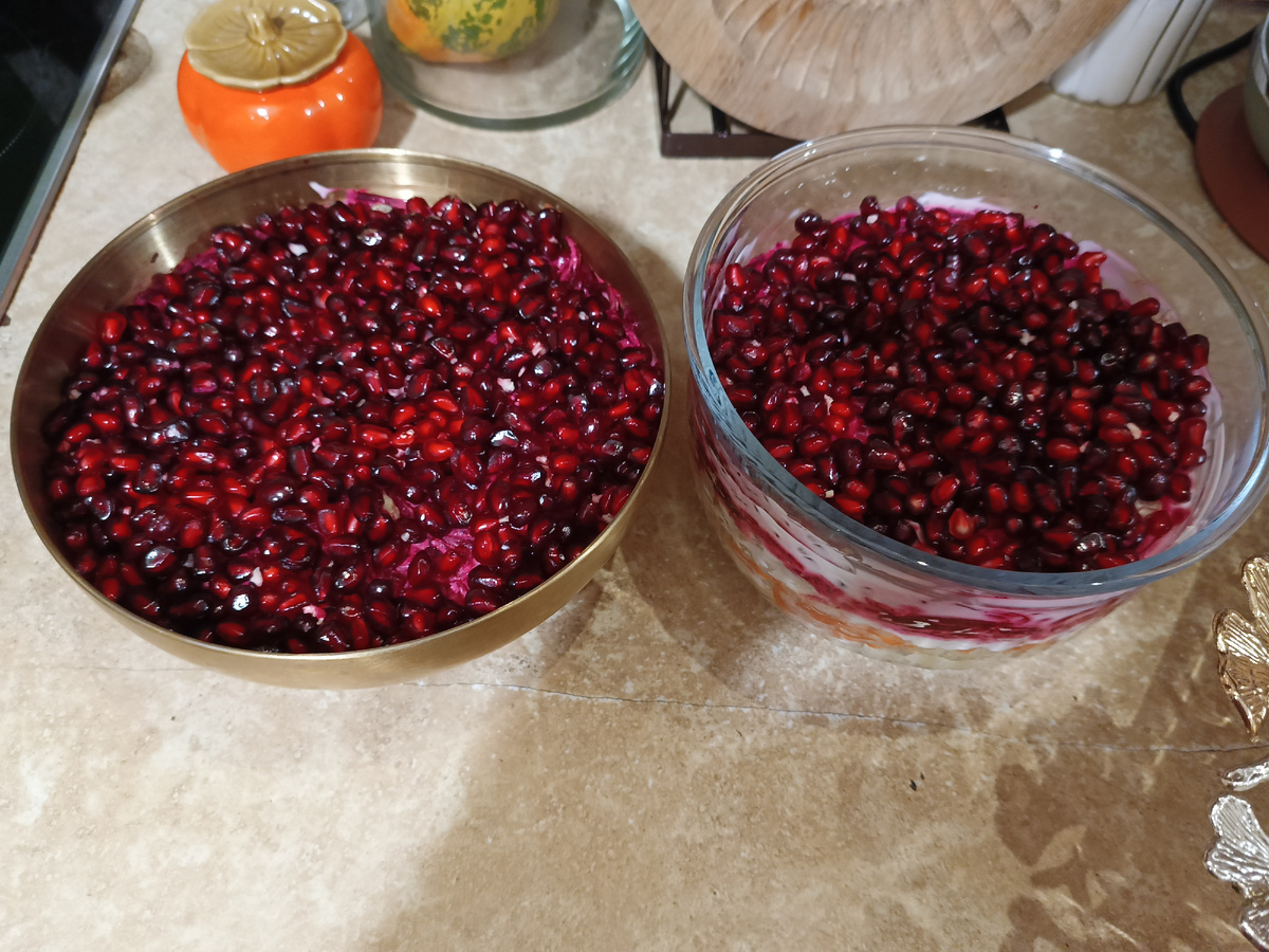 Одну тарелочку навернули вечером, вторую оставили на стол. 