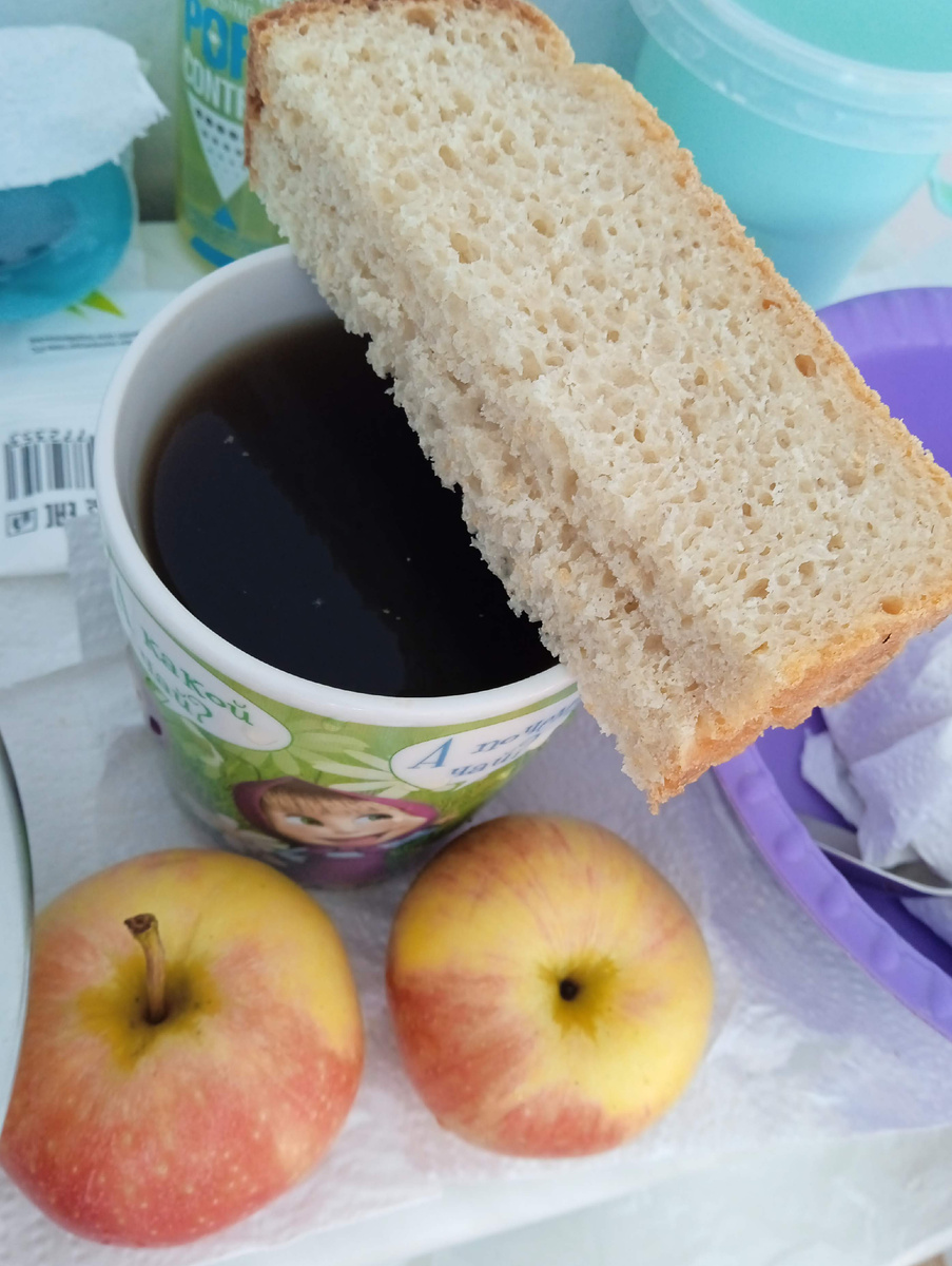 Чай, яблоки и пшеничный хлеб на завтрак среды в роддоме