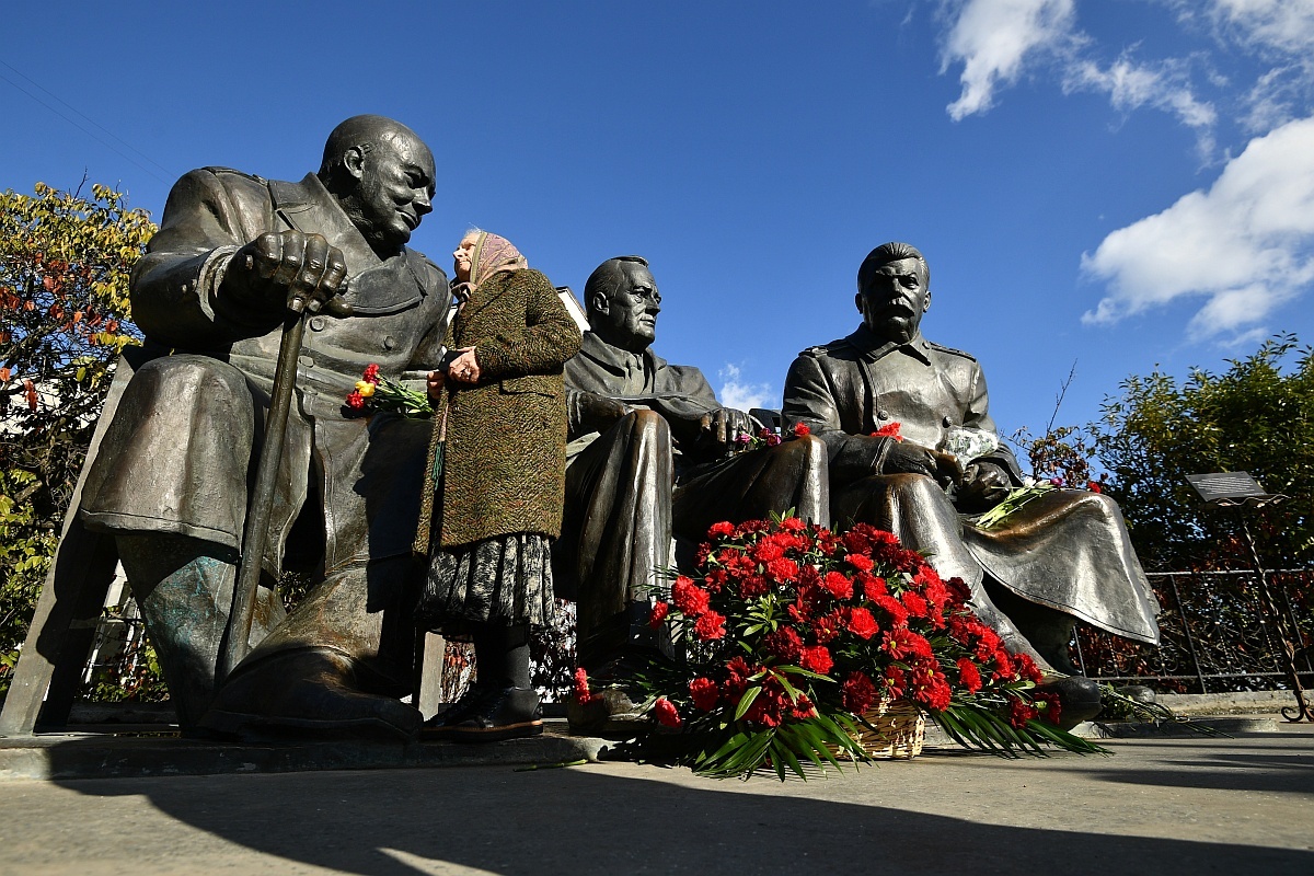    Памятник лидерам "Большой тройки" Иосифу Сталину, Франклину Рузвельту и Уинстону Черчиллю в Ялте. / Константин Михальчевский/РИА Новости