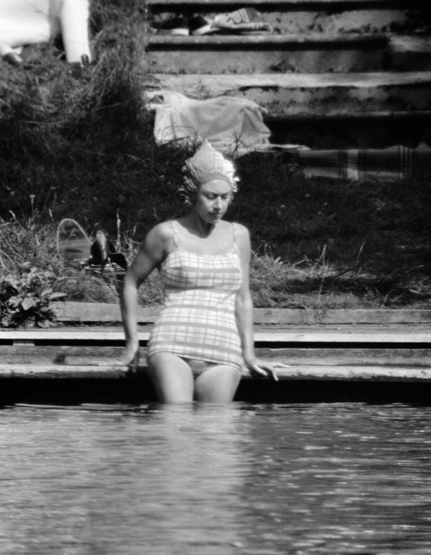 Это не Мюстик! Сестру королевы застали за купанием в озере в Виндзорском парке Саннингхилл в Виндзоре, 1964 год. Фото https://www.thesun.co.uk.