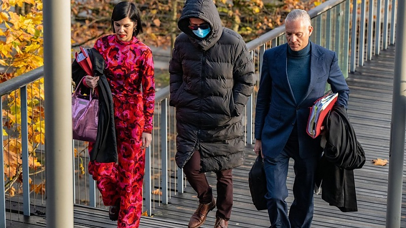 Свен Пихал (в центре) напрвляется со своими адвокатами в суд.