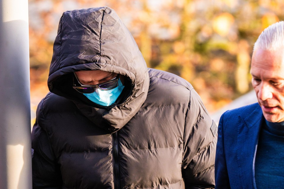 По прибытии в суд Пихал закрыл лицо маской для рта, солнцезащитными очками и капюшоном. - © Фред Деброк