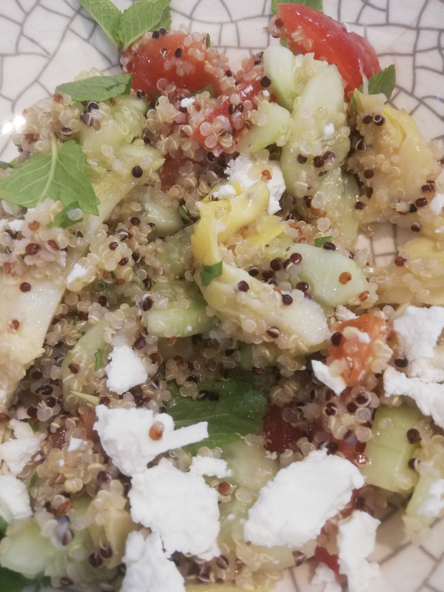 Салат с маринованным артишоком.