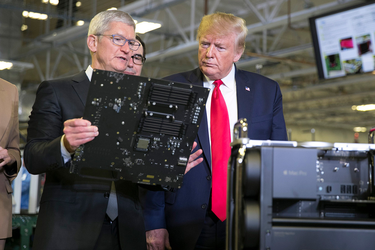 Julie Rogers / Zuma / ТАСС📷Тим Кук и Дональд Трамп на заводе Apple в Техасе. 20 ноября 2019 года