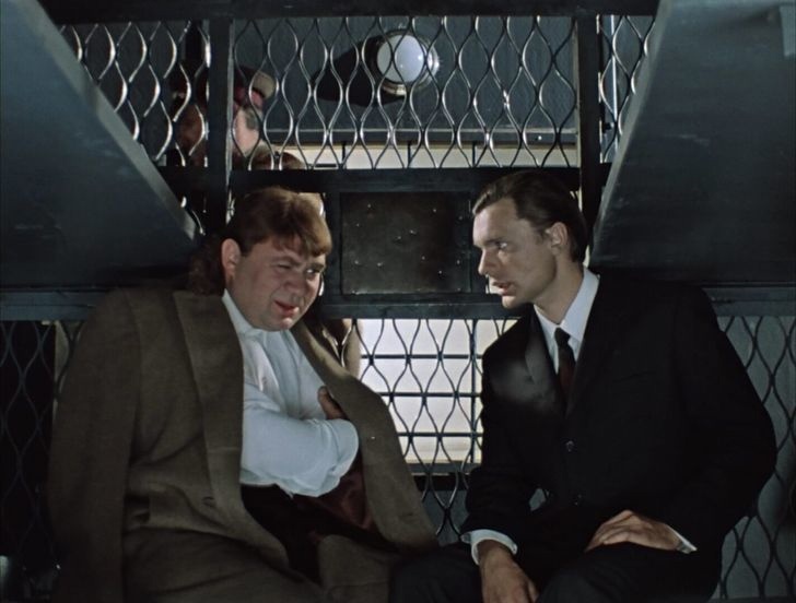 Кадр из к/ф "Джентльмены удачи", где герой Леонова учит блатной жаргон