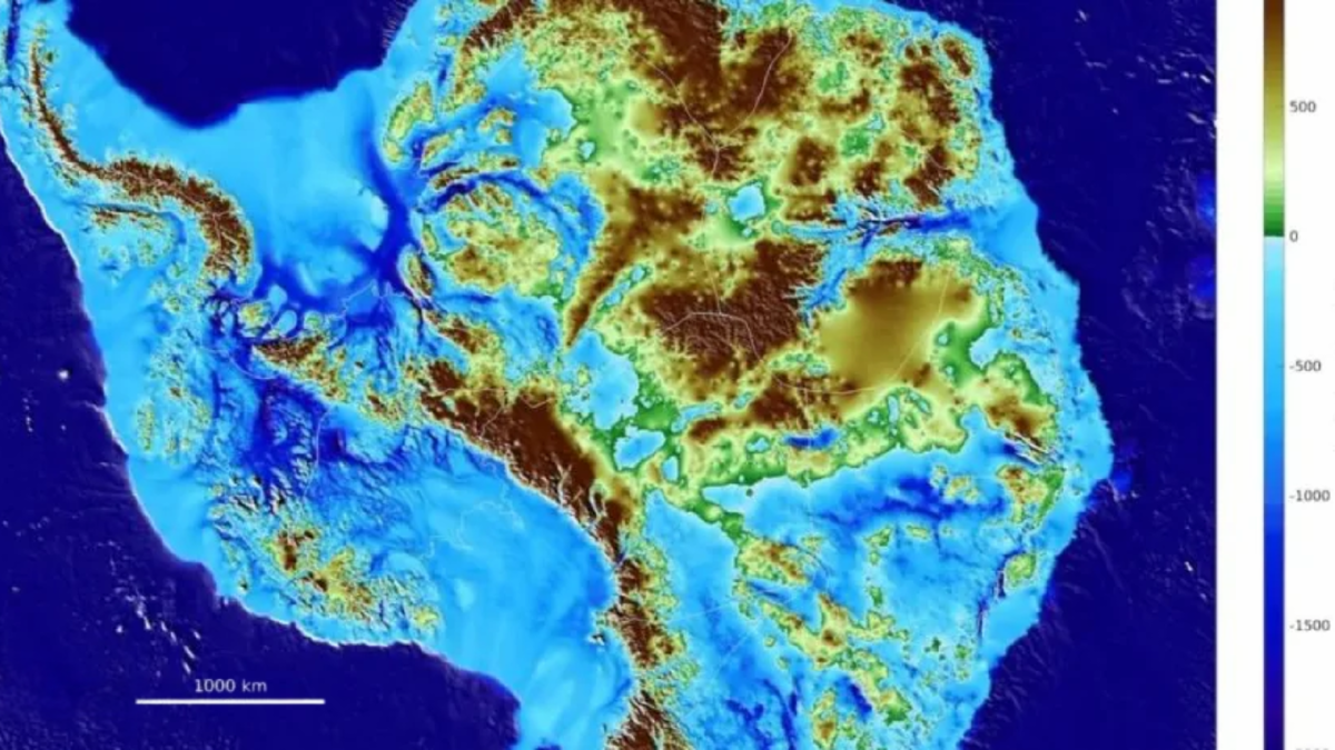 Международная группа гляциологов создала карту под названием BedMachine Antarctica, на которой показаны контуры суши, находящейся под ледяным щитом Антарктиды. Источник: iflscience.com