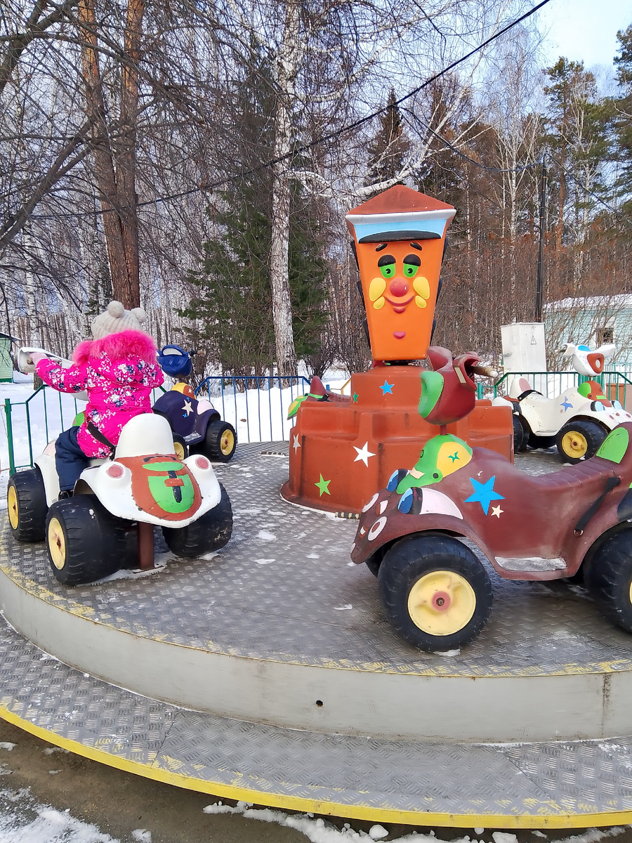 Маленькая развлекается 