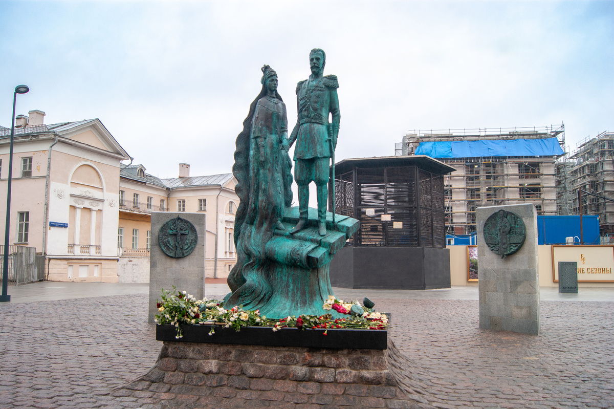 Памятник московскому генерал-губернатору Сергею Александровичу и его супруге Елизавете Фёдоровне.