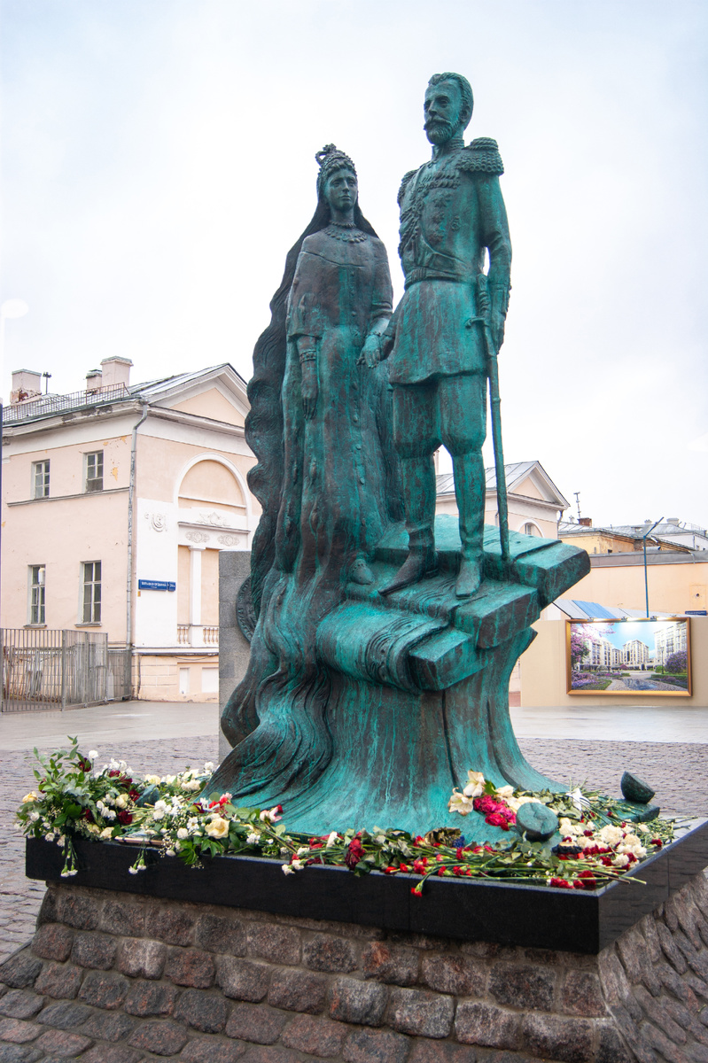 Памятник московскому генерал-губернатору Сергею Александровичу и его супруге Елизавете Фёдоровне.