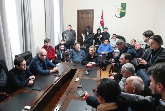    Депутаты парламента Абхазии проводят консультации по выходу из политического кризиса в здании парламента Абхазии в Сухуме