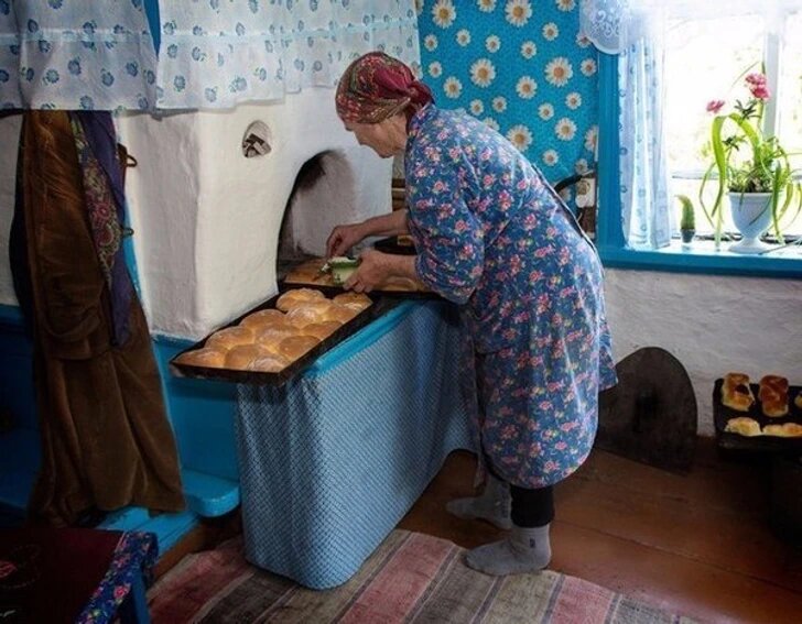 Деревенская бабушка