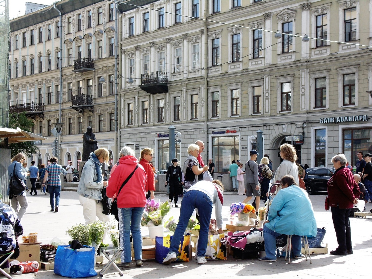 Кузнечный мини-рынок и Большая Московская, где стоит памятник Достоевскому. Фото автора