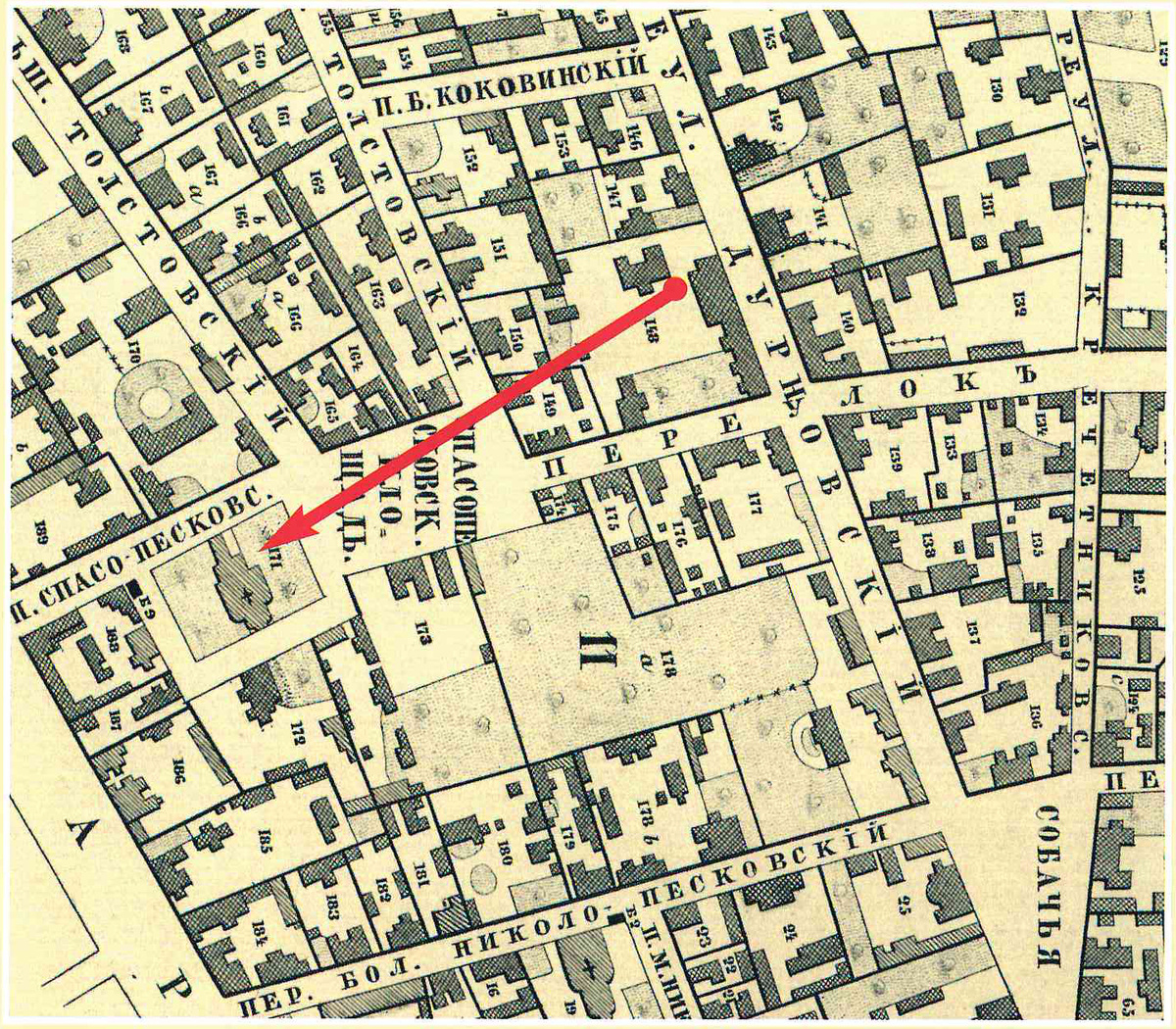 А. Хотев. План Арбатской части [фрагмент]. Красной точкой ориентировочно указано место, с которого Василий Поленов писал картину «Московский дворик», а стрелкой обозначено возможное направление взгляда художника на церковь Спаса Преображения на Песках