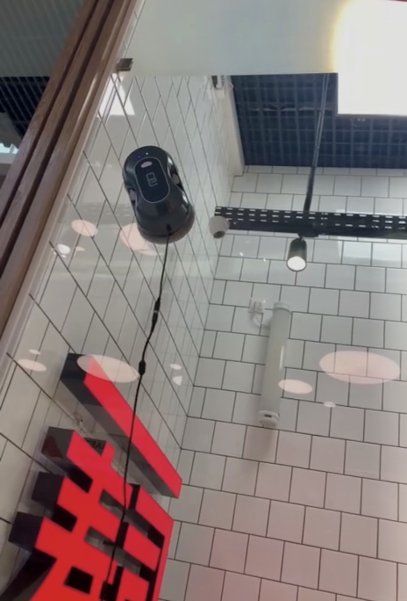 Пока коллеги в чате обсуждали «встречу с роботом», я начала осознавать, насколько круто, что Vollwerk Evolute помогает не только нашим дорогим покупателям в домашних условиях, но и бизнесу.  