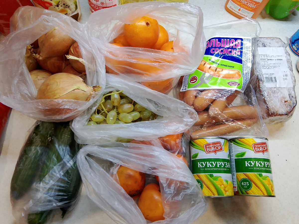 Огурцы, лук, апельсины, виноград, хурма сосиски, кукуруза, куриная печень 