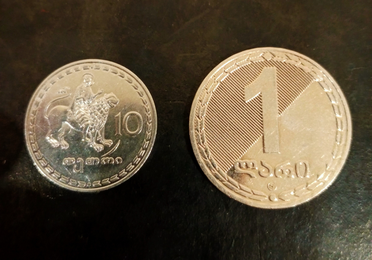 10 тетри и 1 лари