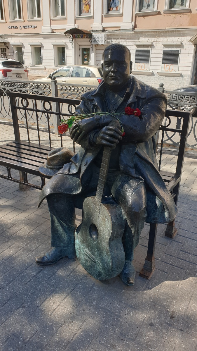 Мы долго стояли в очереди из поклонников, чтобы сфотографировать памятник