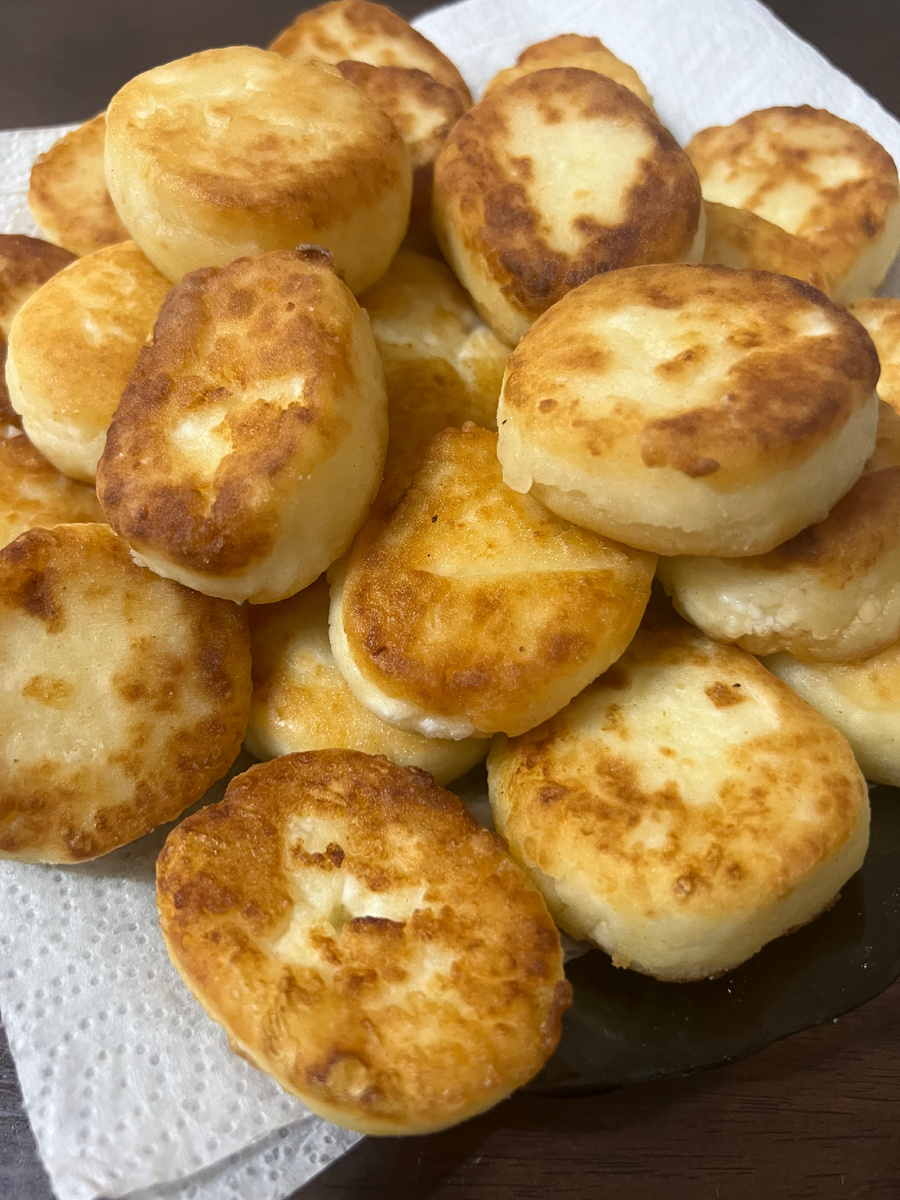 Творог 1 кг ставим в дуршлаг на 2-3 часа,что бы стекла вся жидкость.Добавляем 1 яйцо,3 ст ложки муки,3 ст ложки манки и 4 ст ложки сахара.Хорошо перемешиваем и оставляем на 30 минут. 