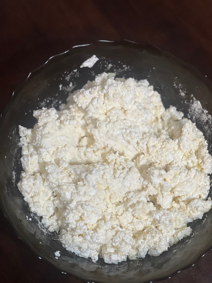 Рабочую поверхность присыпаем мукой и формируем сырники.Жарим на раскалённой сковороде по 3-4 минуты с каждой стороны.