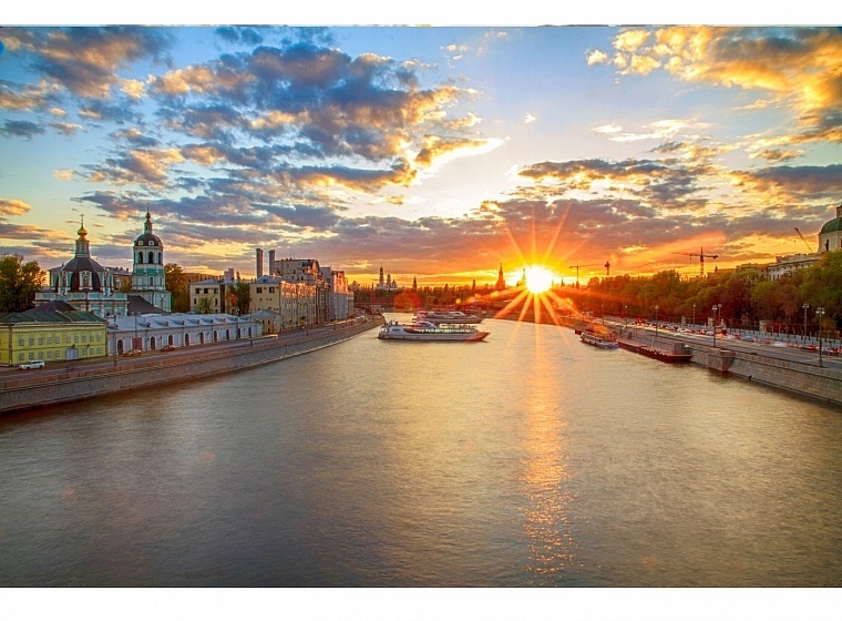 Летним утром Москва особенно красива. Если хотите увидеть город в необычном ракурсе, то не поленитесь проснуться всего один раз в 5-00 