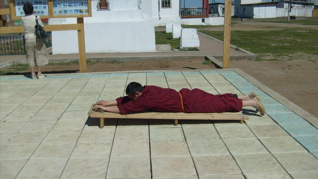 Молитва буддийского монаха. Фото автора. 