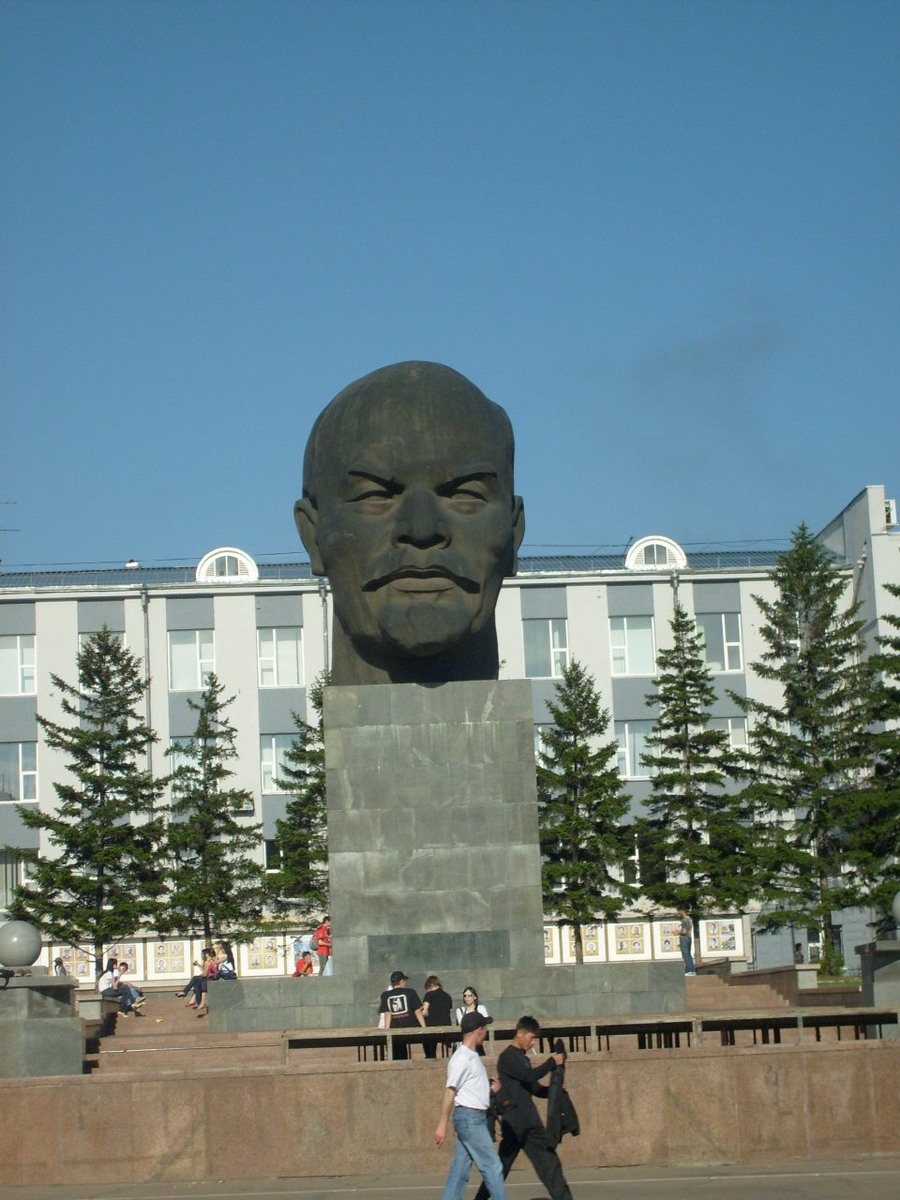 Знаменитая голова Ленина на площади его имени в Улан-Удэ. Фото автора.