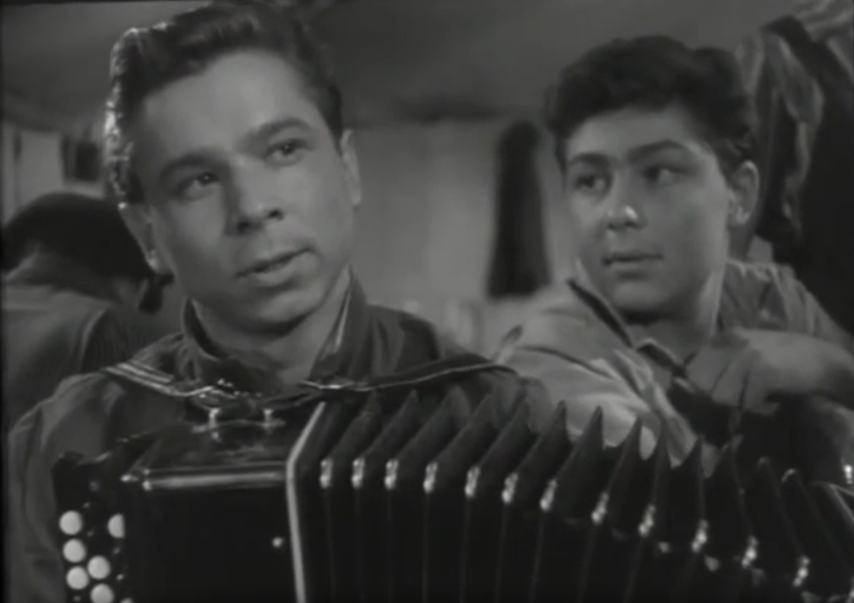 Александр Лебедев (слева) и Всеволод Абдулов сыграли Филиппа и Костю - молодых людей, которые мечтают изменить жизнь к лучшему