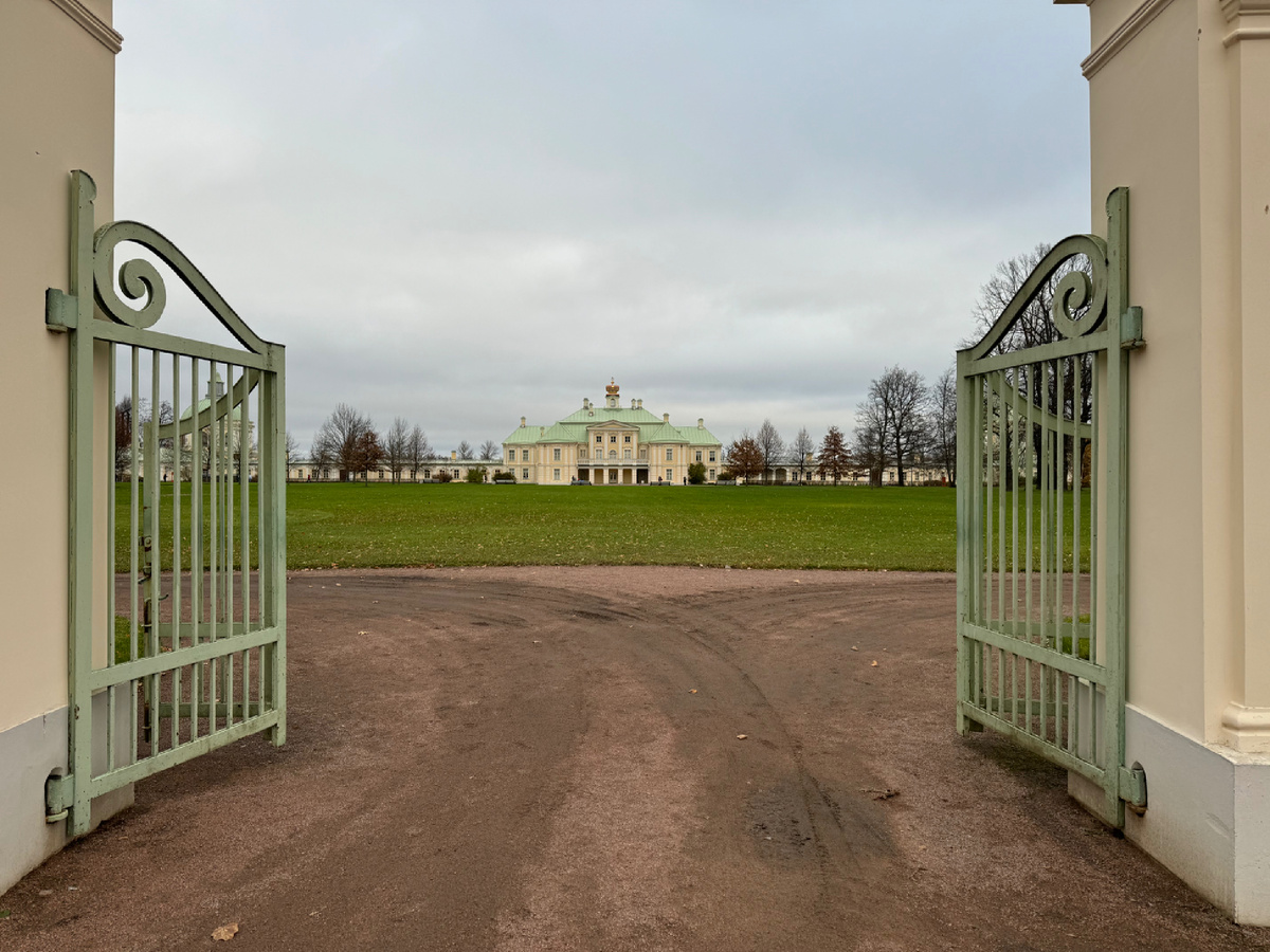 Такой вид на Меншиковский дворец открывается со стороны Верхнего парка