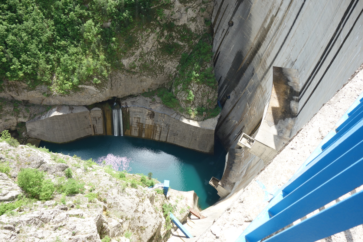 Фото сверху  плохо передает масштаб плотины