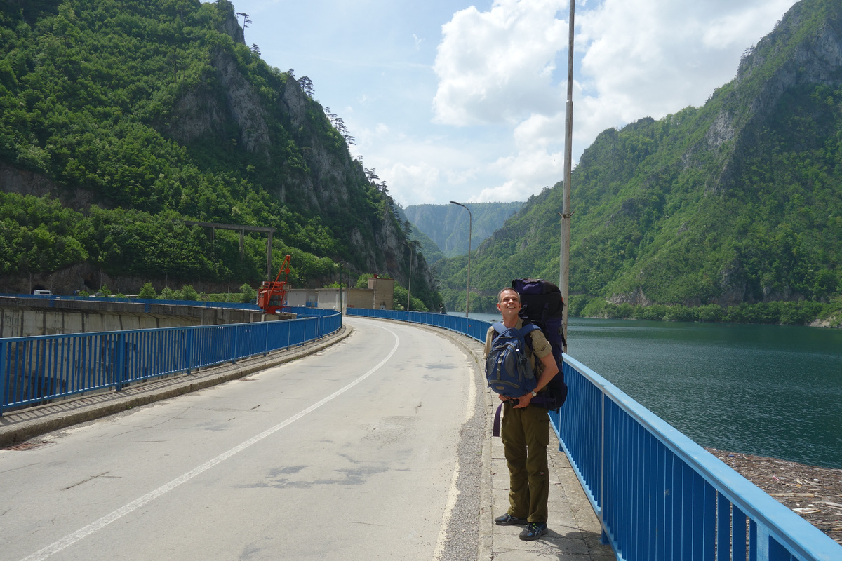 Автобус высадил нас на плотине