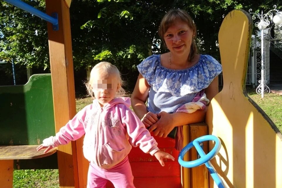 Люда с мамой на детской площадке смоленской больницы. Фото: Николай ВАРСЕГОВ