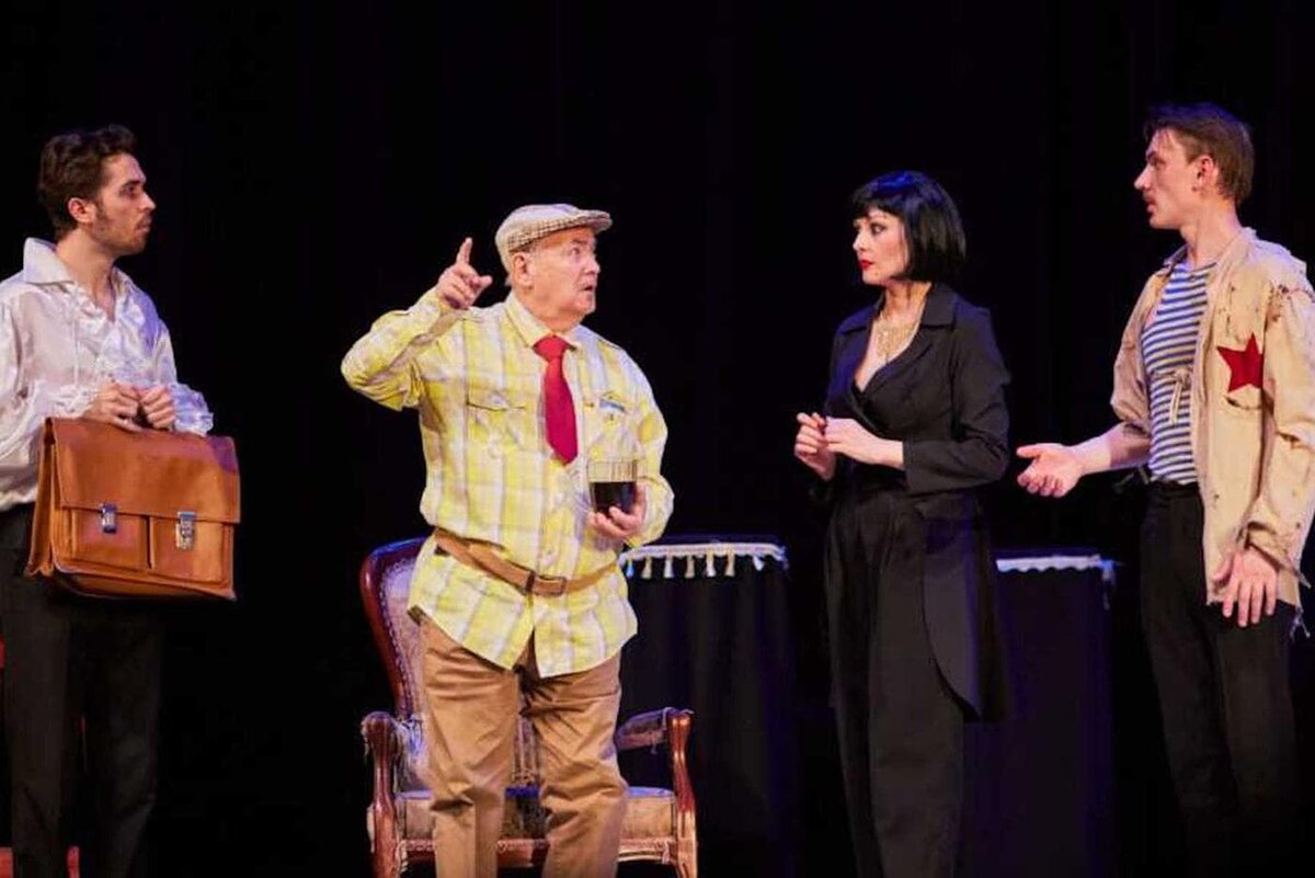    Павел Обольянинов (Елисей Смолин), Анисим Аллилуя (Всеволод Шиловский), Зойка (Юлия Латышева) и Александр Аметистов (Глеб Гузей) договариваются об условиях открытия ателье. пресс-служба театра-студии Всеволода Шиловского