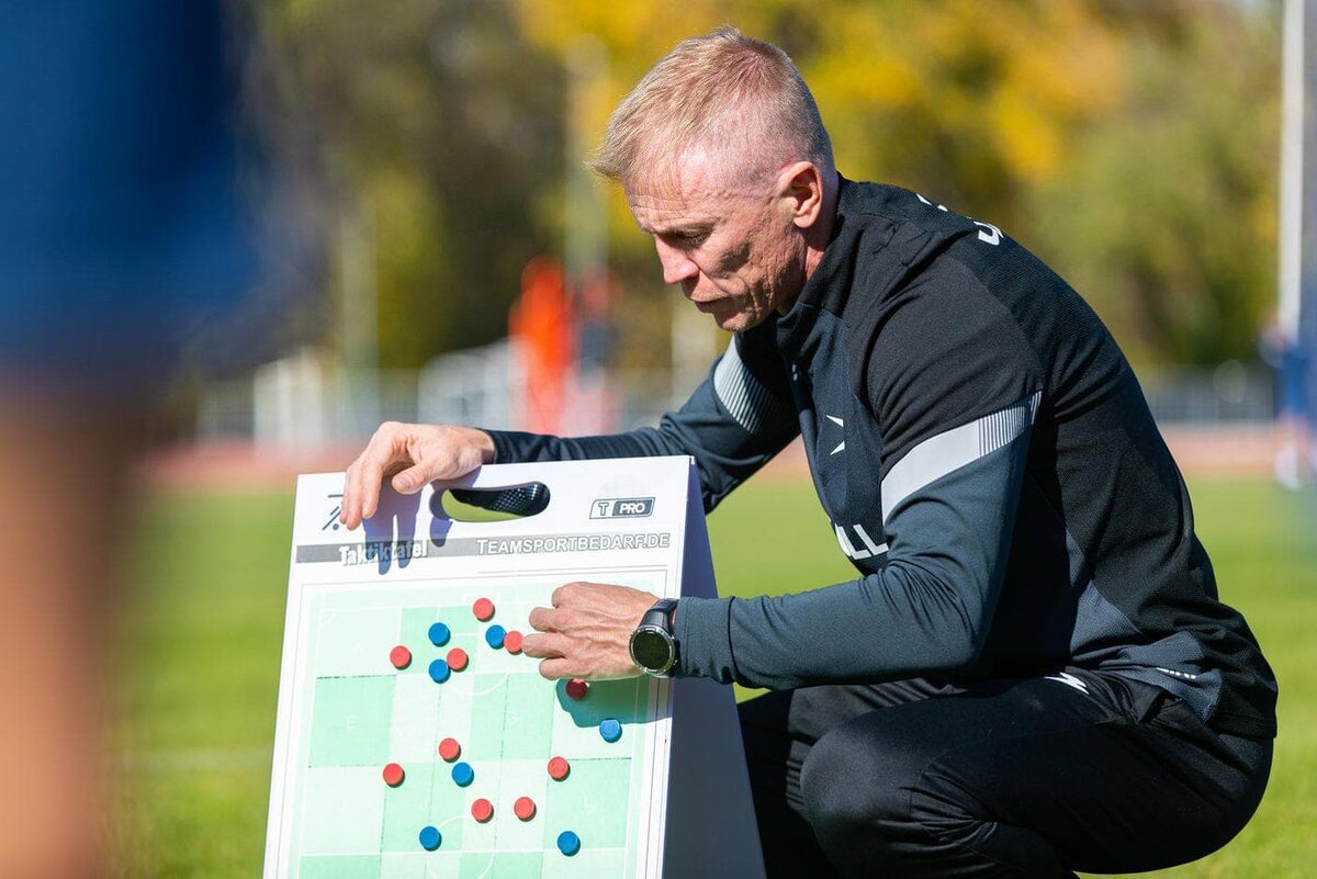    Наставник "Чайки" Евгений Калешин не был готов к граду звонков. Фото предоставлено клубом