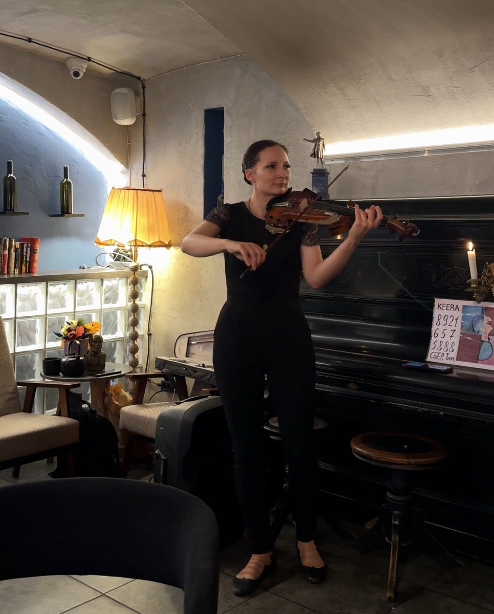 в Петербурге даже в баре играет живая музыка, локация: Твоя Остановочка