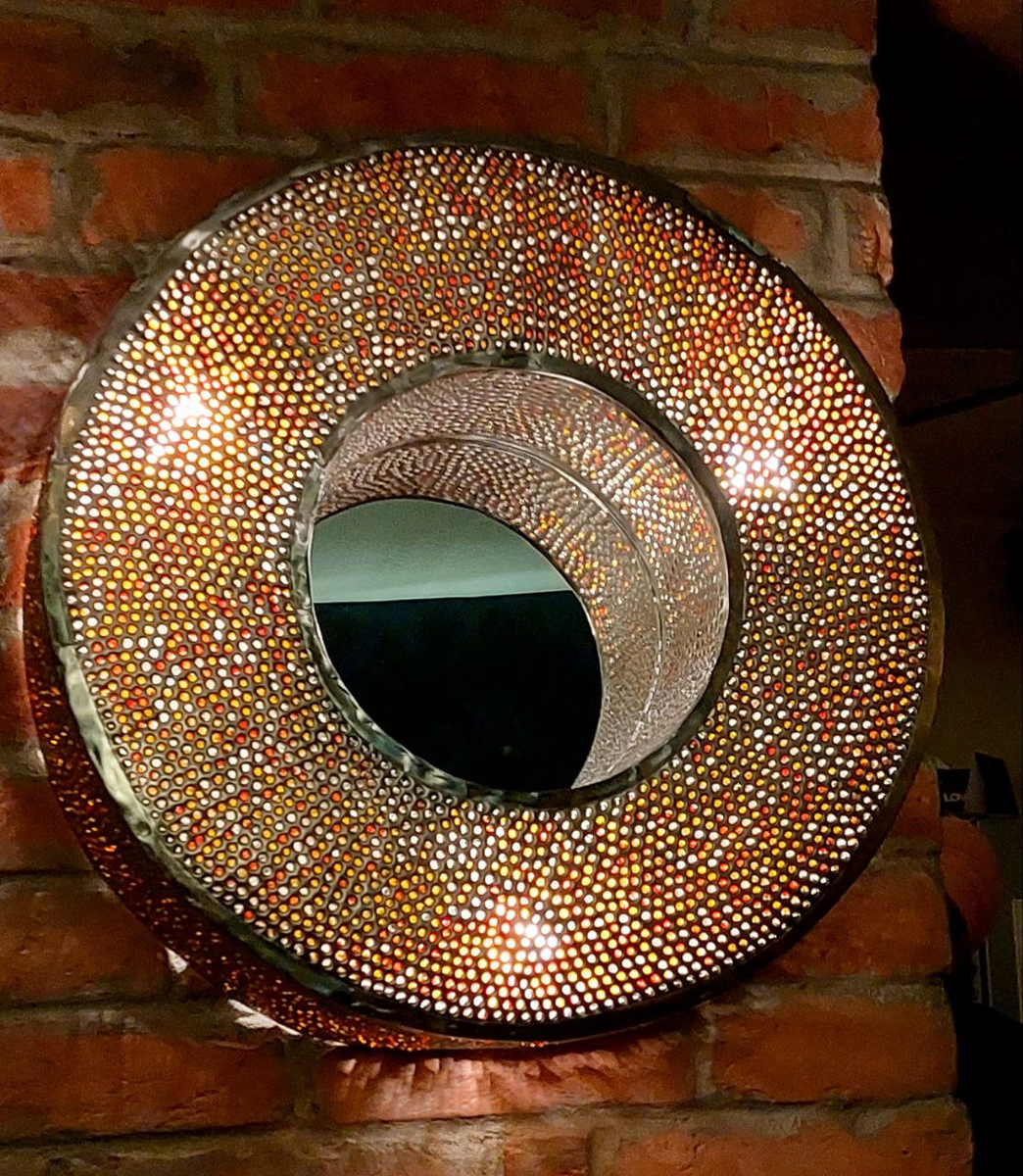 Мозаичные плафоны на стене. Фото автора