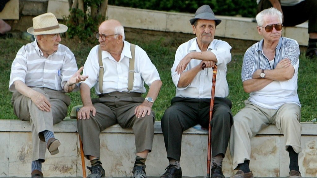 И по территории Евросоюза ходит всё больше и больше довольно бодрых бабушек и дедушек, чей возраст перевалил за 90 лет, несмотря на то, что на пенсию они пошли в 60-65 лет.