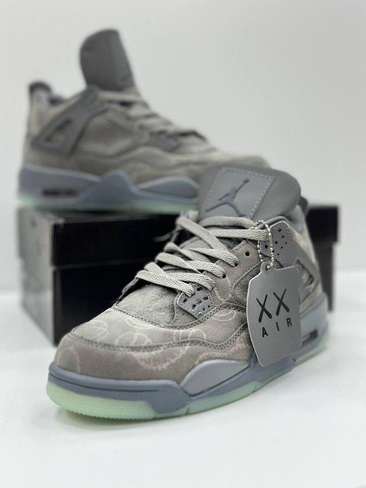 Jordan бренд представил коллаборации с культовыми уличными художниками, что добавило моделям эстетики современного искусства.