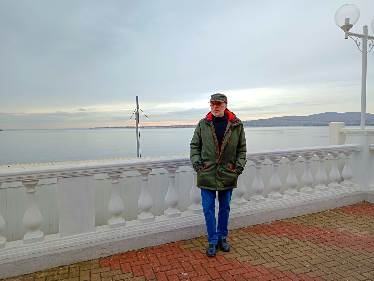 Ноябрь, вечер, Геленджик, набережная, Михаил Лекс — автор рассказа. Листате вправо>>