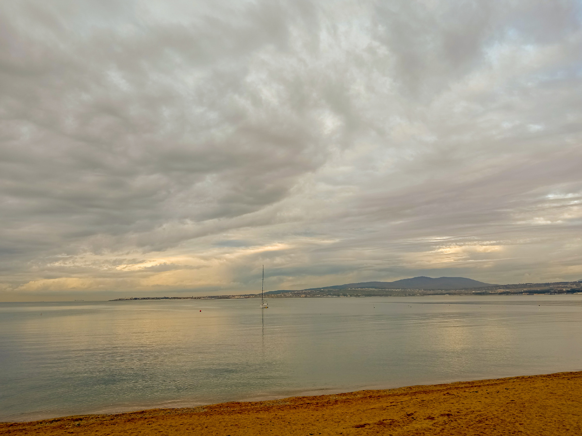 Ноябрь, вечер, Геленджик, пляж, центр, Чёрное море, одинокая яхта в море