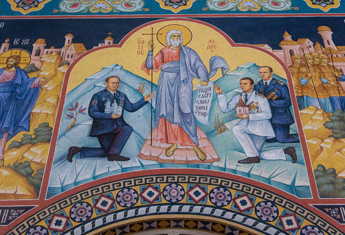 Фреска с Гагариным, Серёгиным и Леоновым в храме Андрея Первозванного в урочище Андреевский Погост. Киржачский район, Владимирская область. Фото автора статьи