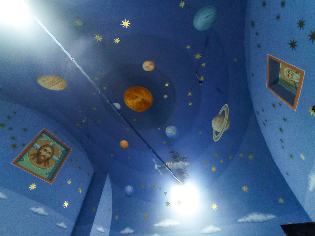 Звёзды, планеты и космические корабли в интерьере храма Андрея Первозванного в урочище Андреевский Погост. Киржачский район, Владимирская область. Фото автора статьи  