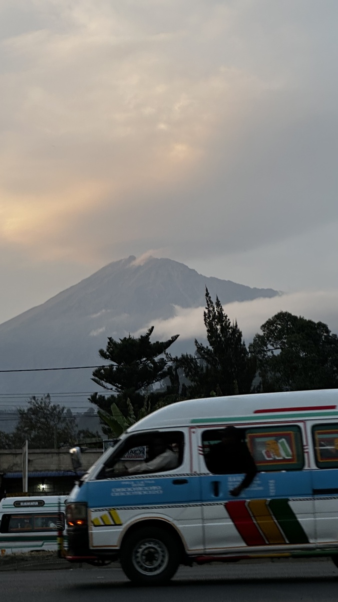 Танзанийская маршрутка на фоне Вулкана Меру.