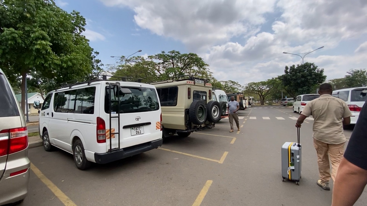 Первая встреча с местными автомобилями.