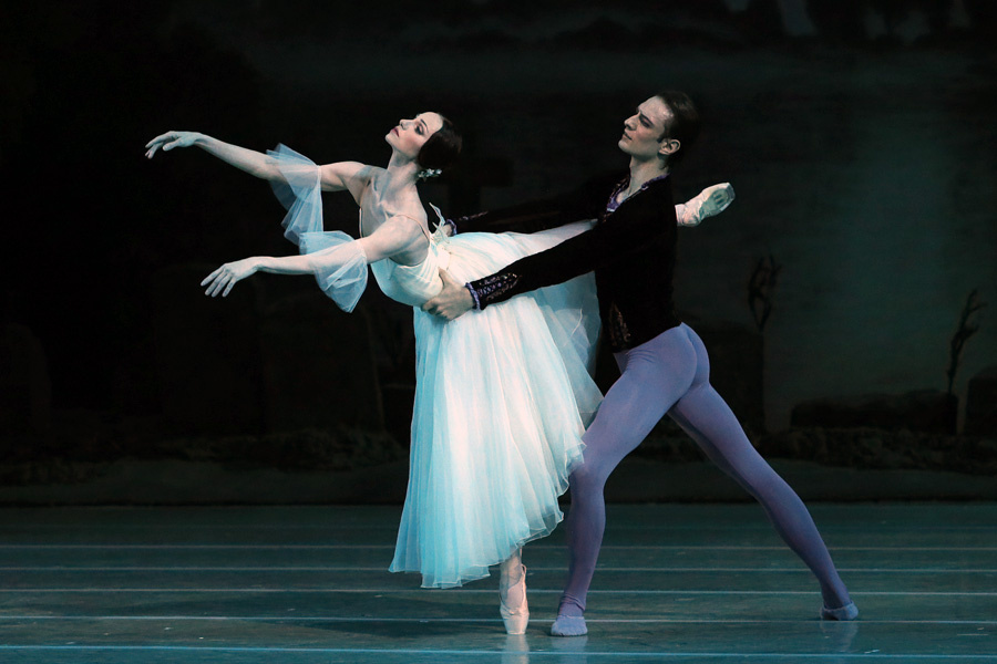 Оксана Скорик и Эван Капитен в сцене из балета "Жизель". Источник фото: канал "Сноб" на дзен.ру. 