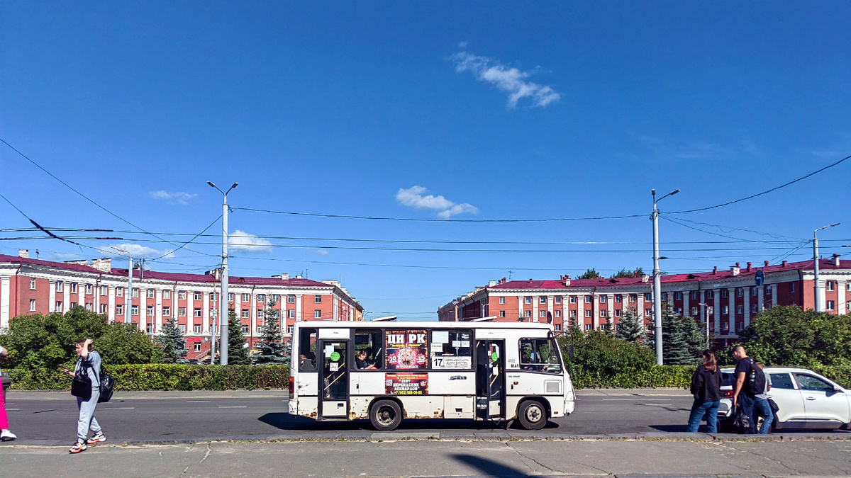 За спиной вокзал Петрозаводска. Вдаль уходит проспект Ленина. Полное ощущение, что это Питер и начало Невского.