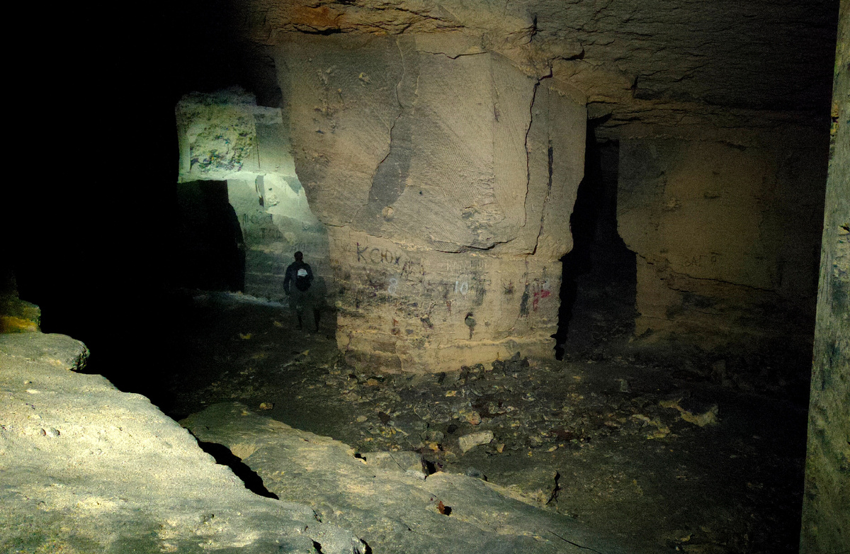 Гигантские лабиринты в 3-4 человеческих роста...